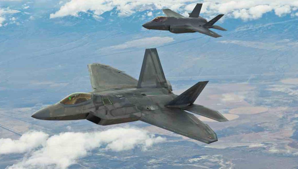 F-22 και F-35: Οι διαφορές των δύο μαχητικών 5ης γενιάς (βίντεο)