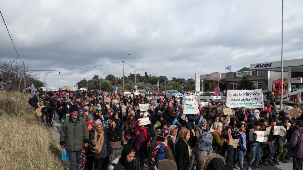 Μόρια: Κονγκολέζοι «κατέλαβαν» το Κέντρο Υποδοχής και Ταυτοποίησης (βίντεο)