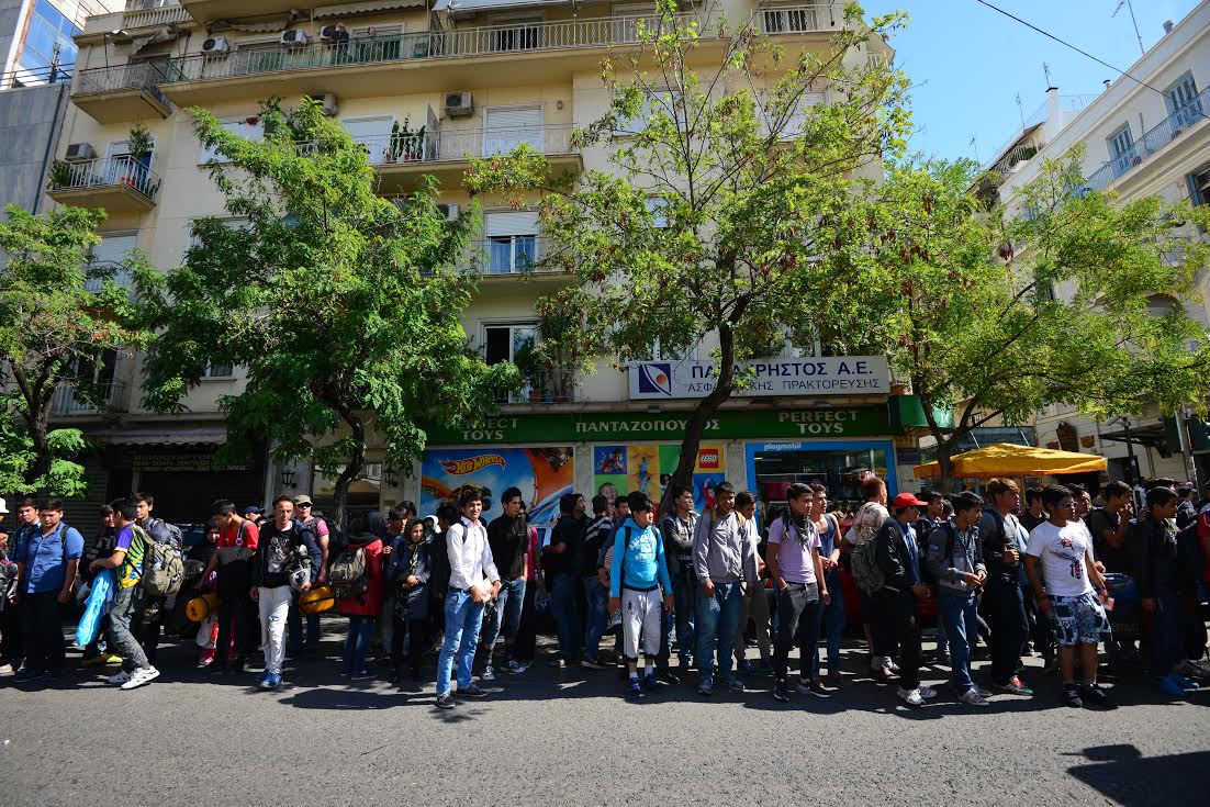 Οι Έλληνες καραντίνα, οι αλλοδαποί… συνωστίζονται σε παράνομο παζάρι (φώτο)