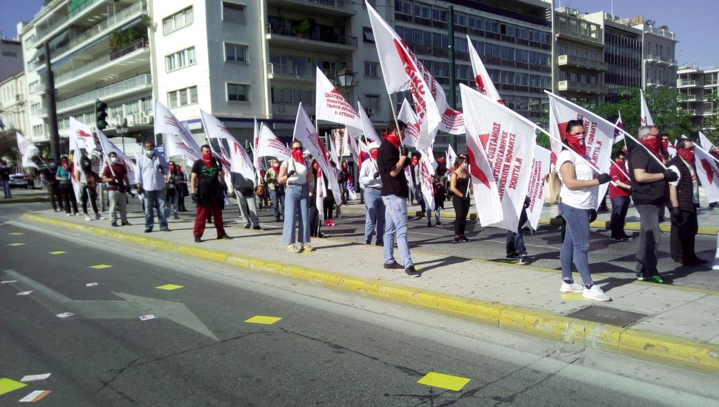 Γέμισε το Σύνταγμα… σημάδια: Διαδήλωση για την Πρωτομαγιά με… αποστάσεις (φώτο)