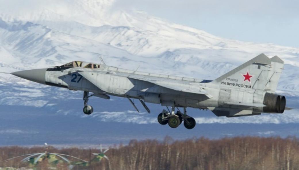 Βίντεο: MiG-31 σε σχηματισμό πετούν σε χαμηλό ύψος