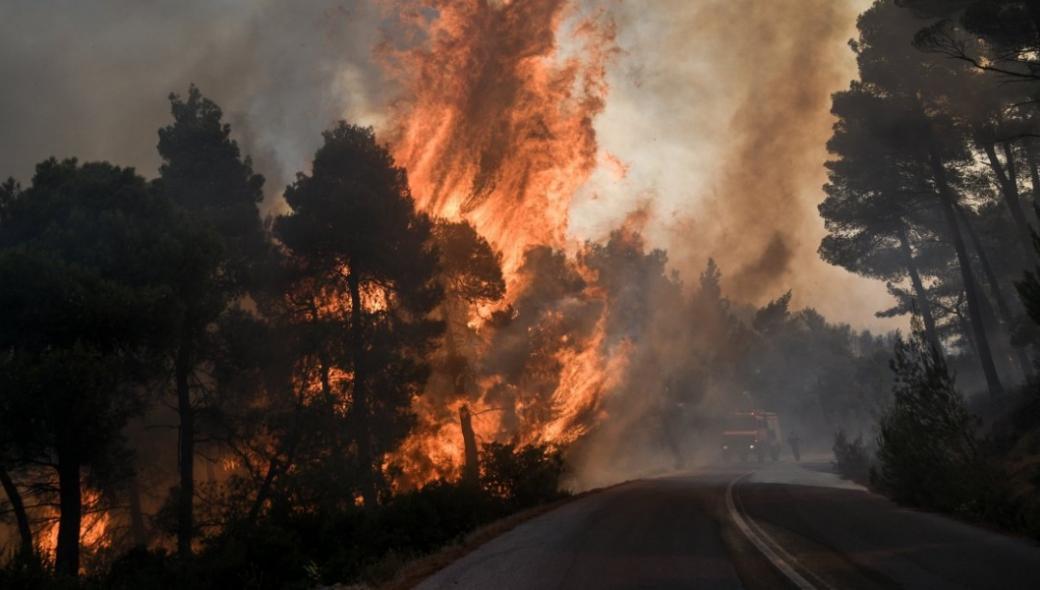 Ανεξέλεγκτη η φωτιά σε δασική έκταση στη Φθιώτιδα – Βίντεο από ψηλά (upd)