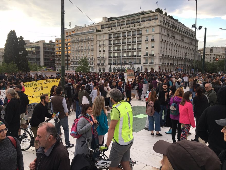 Σύνταγμα: Συγκέντρωση διαμαρτυρίας χωρίς τις προβλεπόμενες αποστάσεις (φώτο)