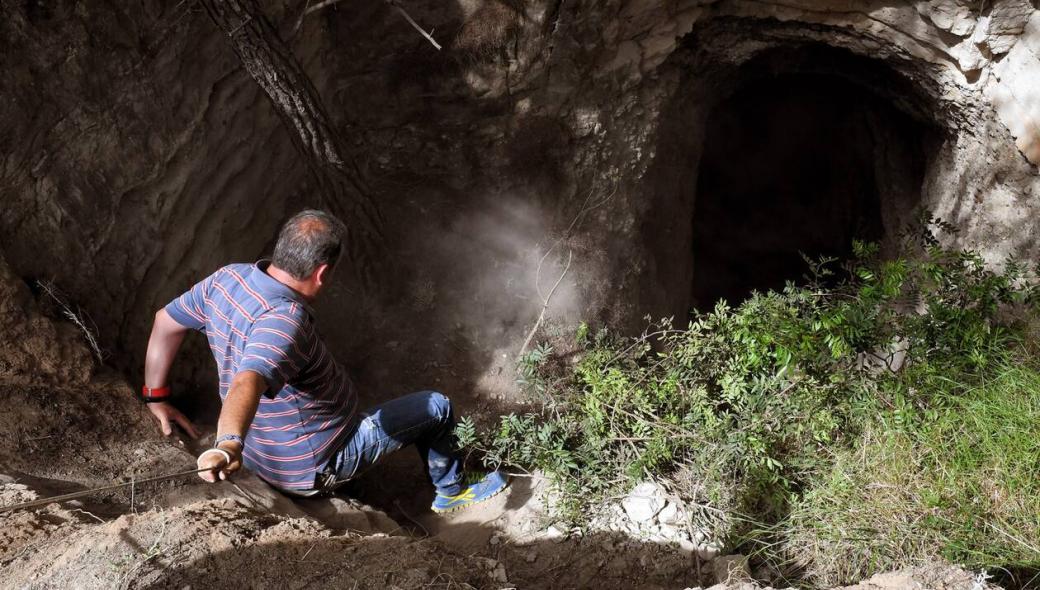 Λουτράκι: Για κρυμμένες λίρες έψαχναν οι 4 άνδρες στη σπηλιά (upd)