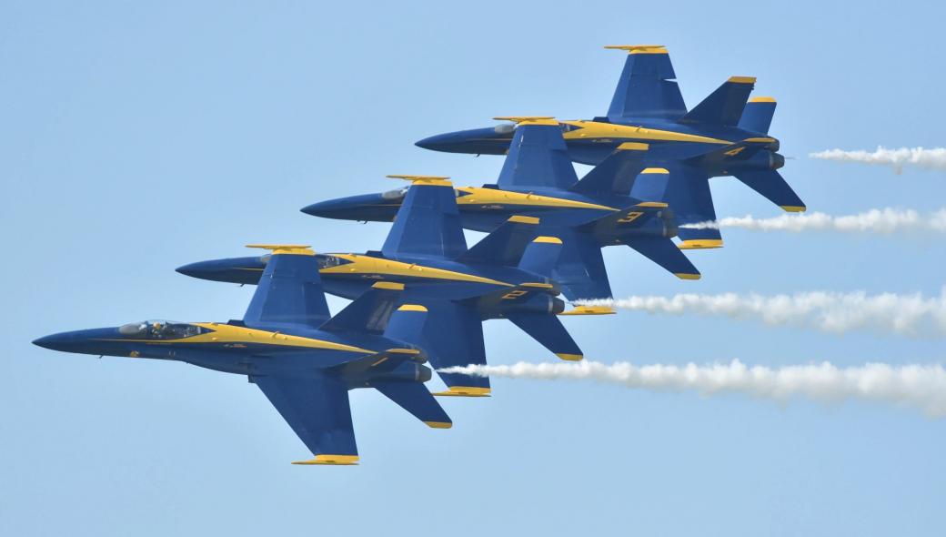 ΗΠΑ: Εντυπωσιακό πέρασμα των Blue Angels πάνω από τους απόφοιτους της ναυτικής Ακαδημίας