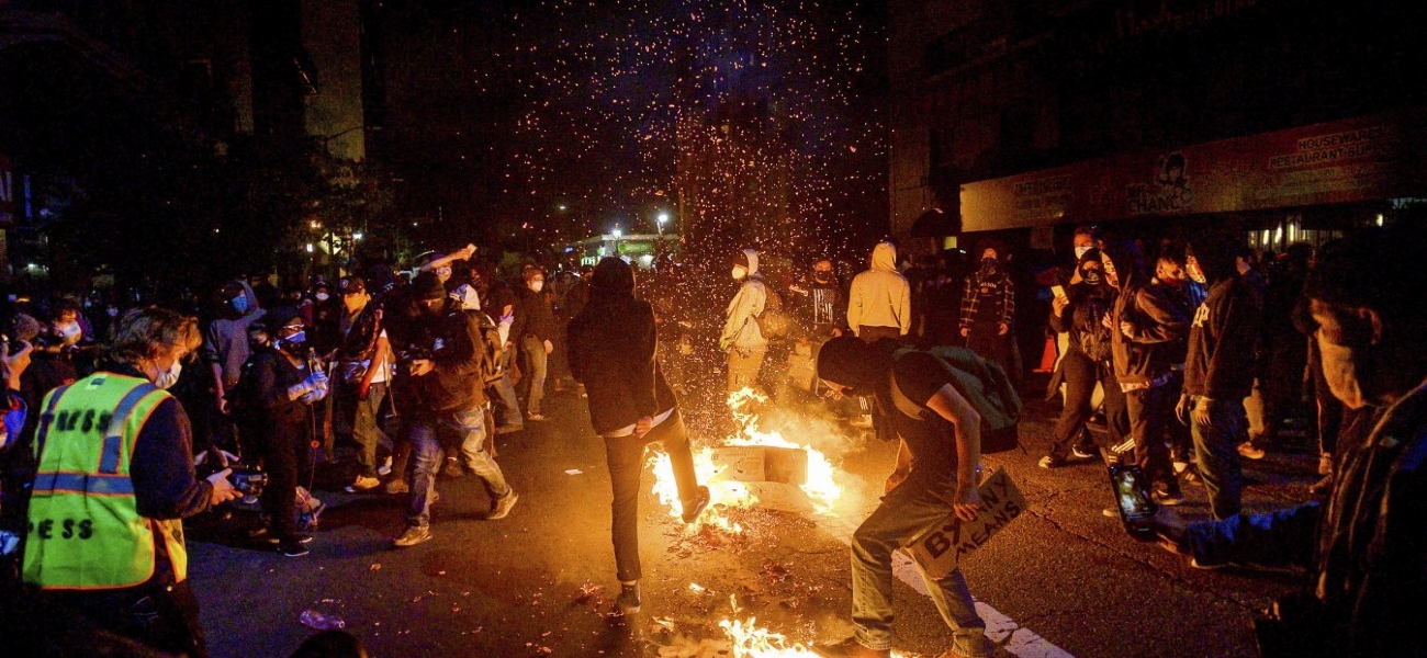 Πρωτόγνωρες εικόνες στις ΗΠΑ: Προστατεύουν τις επιχειρήσεις τους με… καραμπίνες (βίντεο)