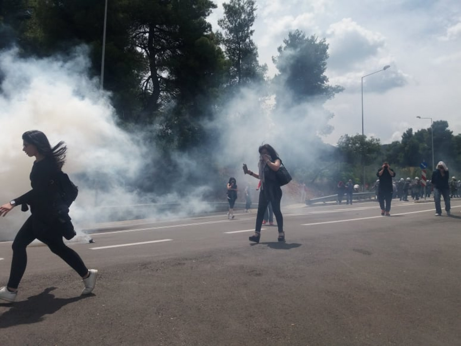 Επεισόδια στη Μαλακάσα: Επανειλημμένες επιθέσεις με πέτρες και ξύλα καταγγέλλουν οι αστυνομικοί