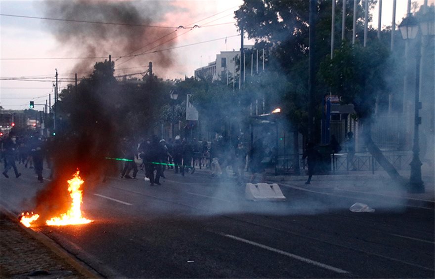 Επεισόδια έξω απο την αμερικανική πρεσβεία  στην πορεία για τον Τζορτζ Φλόιντ