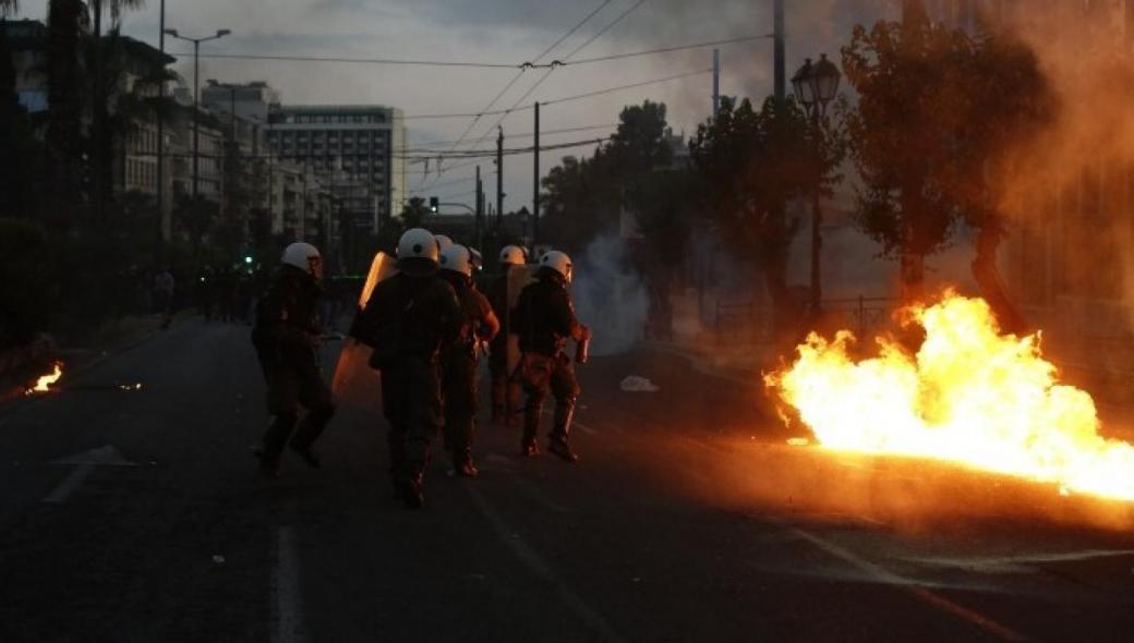 Σπάνε τζαμαρίες και προκαλούν φθορές – Βίντεο από τα επεισόδια στο Κολονάκι