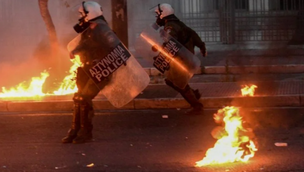 «Στρατολογούν» μέχρι και ανήλικα: Συνελήφθησαν πέντε παιδιά με μολότοφ – Σκοπός τους… να τις πετάξουν σε αστυνομικούς