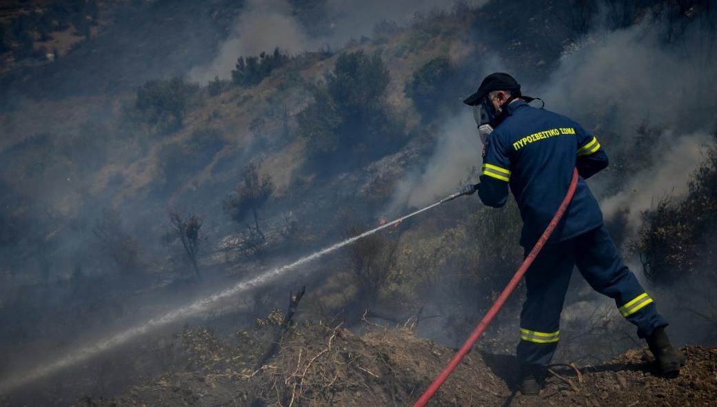 Φωτιά καίει χαμηλή βλάστηση στο Μενίδι