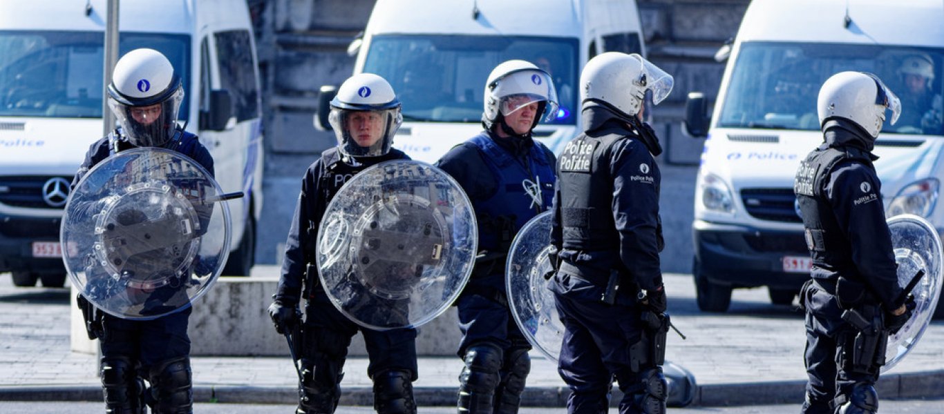 Βρυξέλλες: Σφοδρές αντιδράσεις για αστυνομικούς που «πάτησαν» έφηβο με τα γόνατά τους – Η φωτογραφία που ήρθε στο «φως»