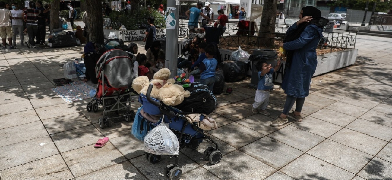 Οι αλλοδαποί κατέλαβαν τη πλατεία Βικτωρίας και η Αστυνομία… διαπραγματεύεται την απομάκρυνσή τους!