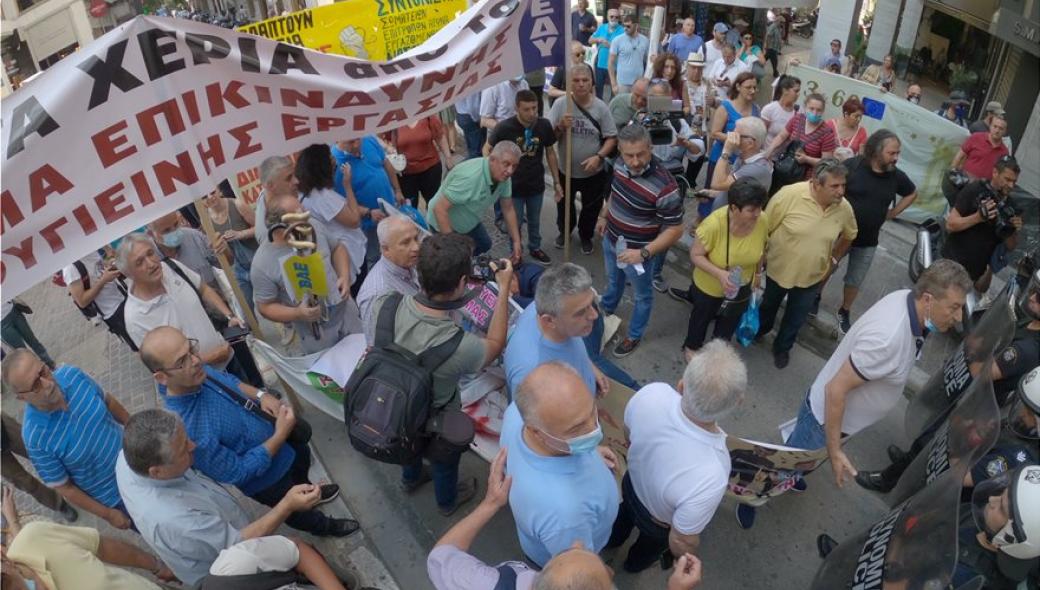 Πορεία ΠΟΕΔΗΝ: Τραυματίστηκε στο κεφάλι ο πρόεδρος της Ομοσπονδίας Μ.Γιαννάκος (φώτο-βίντεο)