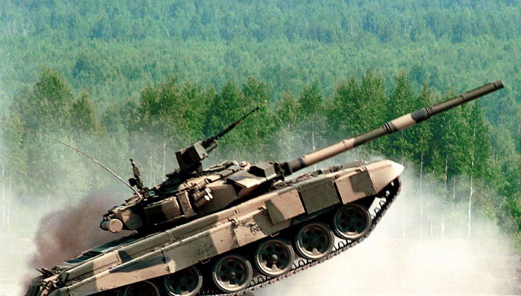 T-72B3 και T-80BV επιδεικνύουν τις δυνατότητές τους στη διάβαση υδάτινου κωλύματος