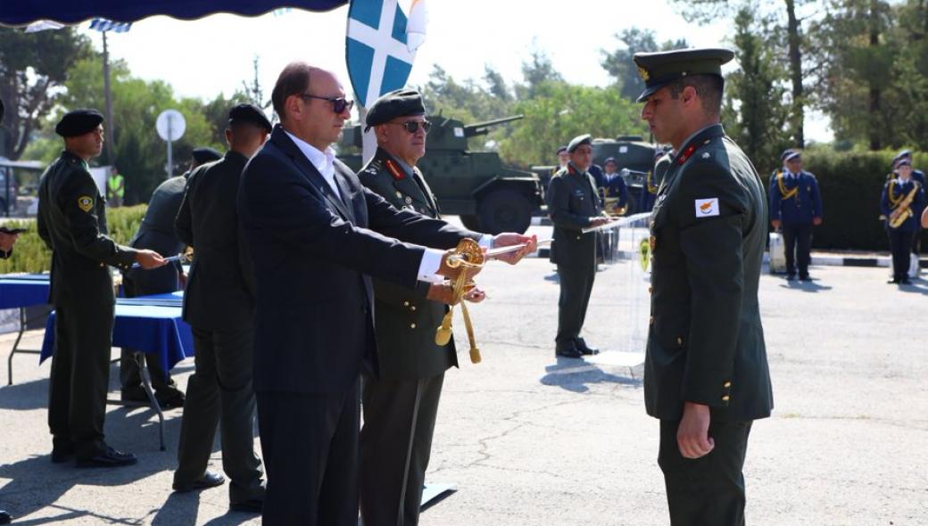 Κύπρος: Ο υπουργός Άμυνας παρέδωσε τα ξίφη στους νέους αξιωματικούς της Εθνικής Φρουράς