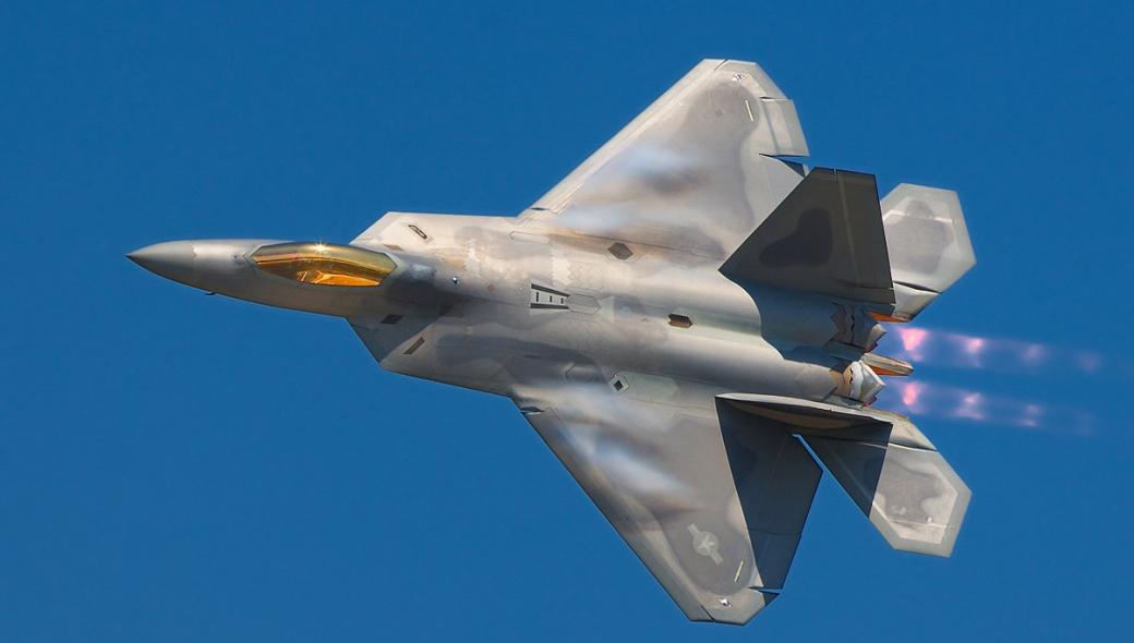 Βίντεο: Μαχητικό F-22 Raptor δείχνει τις δυνατότητες του