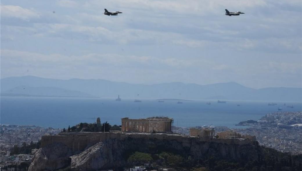 Δοκιμαστικές πτήσεις μαχητικών στην Αθήνα ενόψει 25ης Μαρτίου (φώτο & βίντεο)