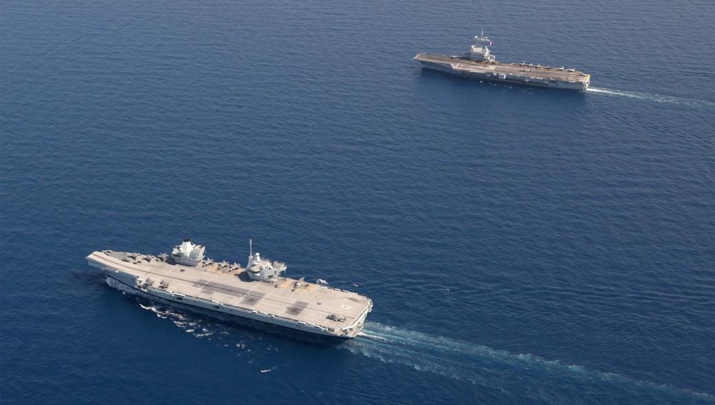 «Συνάντηση κορυφής»: Το βρετανικό HMS Queen Elizabeth μαζί με το  FS Charles De Gaulle