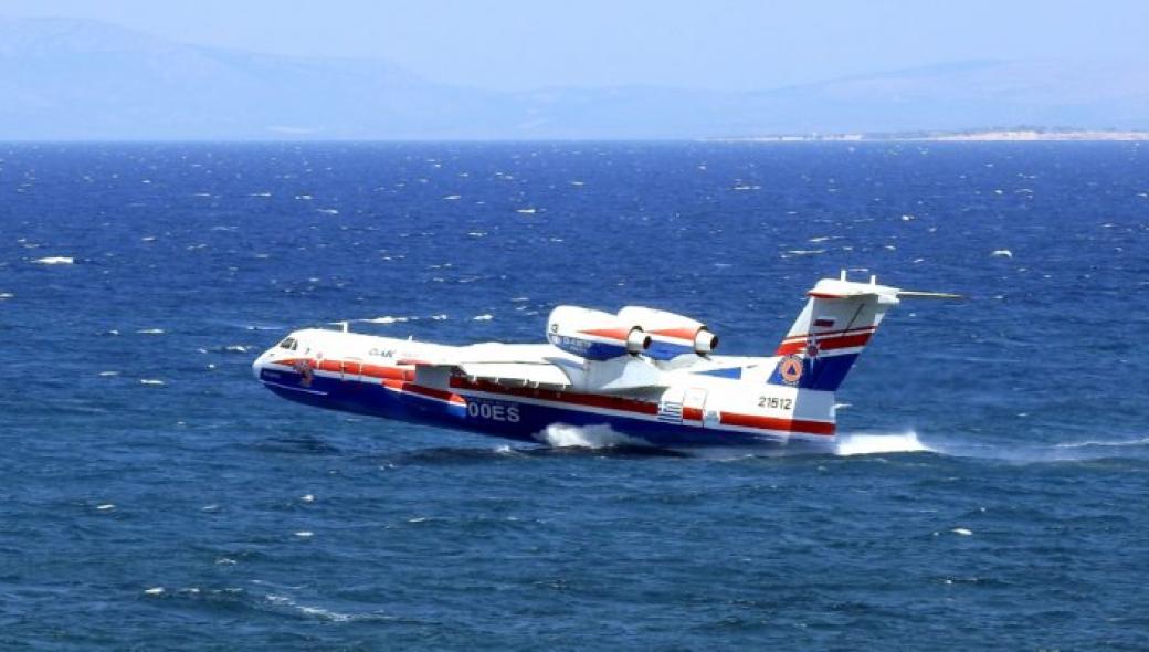 Το ρωσικό Beriev Be-200ES στην μάχη κατά της φωτιάς στην Χίο (βίντεο)