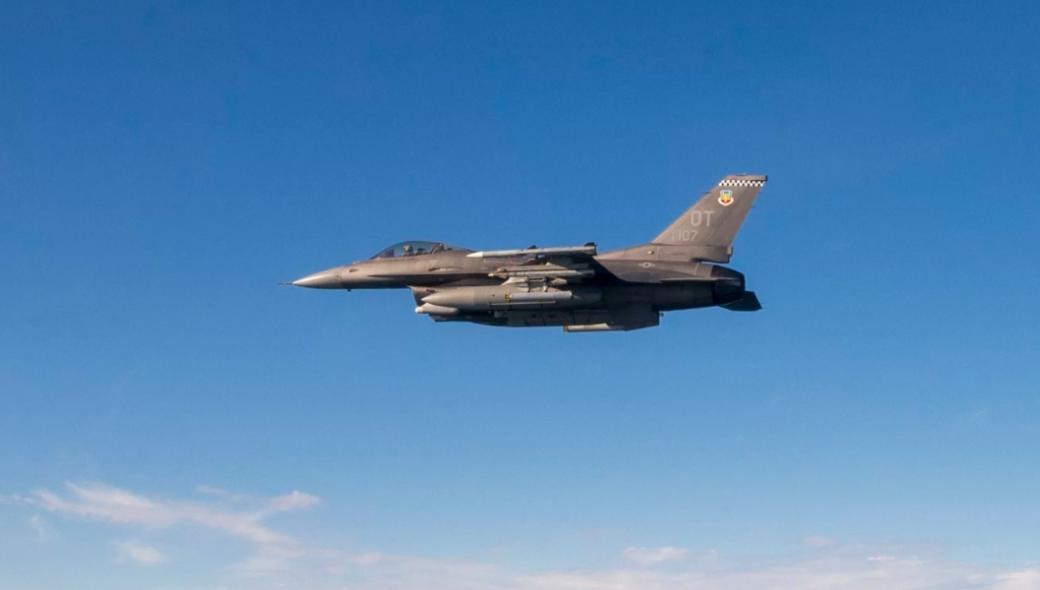 F-16 της Αμερικανικής Αεροπορίας λαμβάνει ενημέρωση λογισμικού εν πτήσει