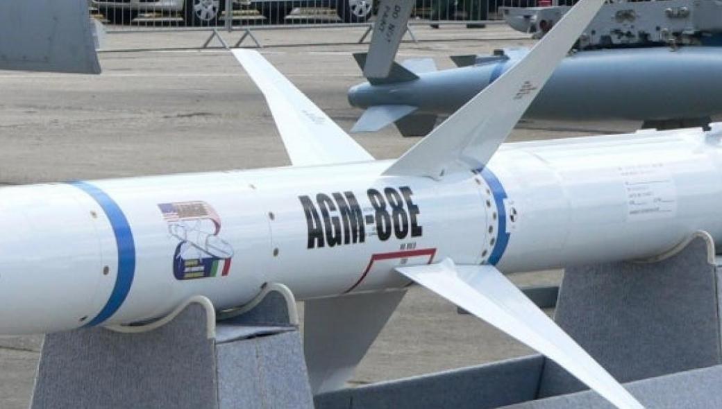 Tο πρόγραμμα του πυραύλου AGM-88G AARGM-ER περνά στην παραγωγή