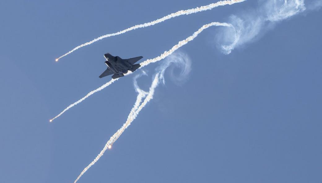 Great Pacific Airshow: Έδωσε σόου το F-35 με flares και δύσκολους ελιγμούς