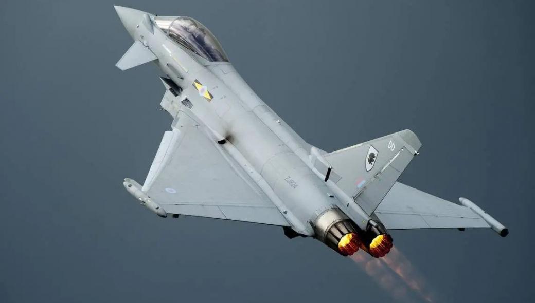 Βρετανικά μαχητικά Eurofighter Typhoon αναχαιτίζουν ρωσικά Tu-160