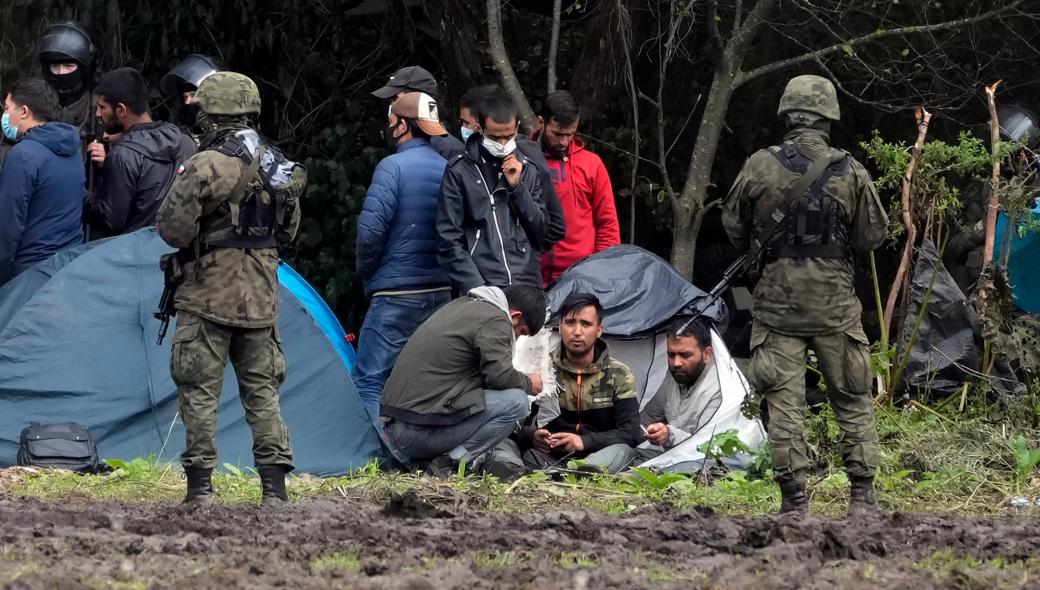 Άρχισαν να αρρωσταίνουν από το κρύο οι παράνομοι μετανάστες στα πολωνικά σύνορα