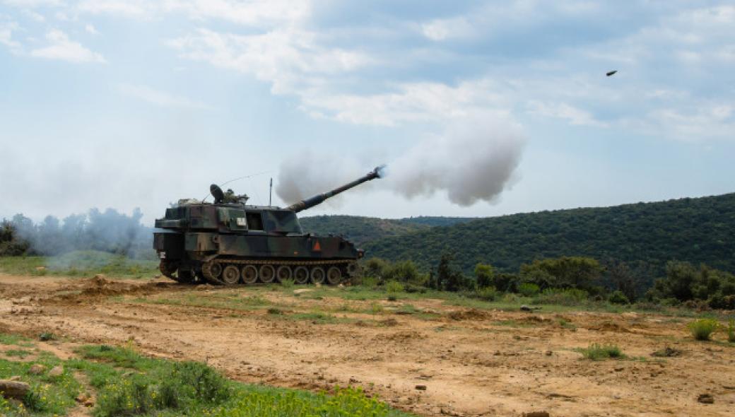 Η Ουκρανία παρέλαβε από τη Λετονία 6 οβιδοβόλα και 4 ελικόπτερα