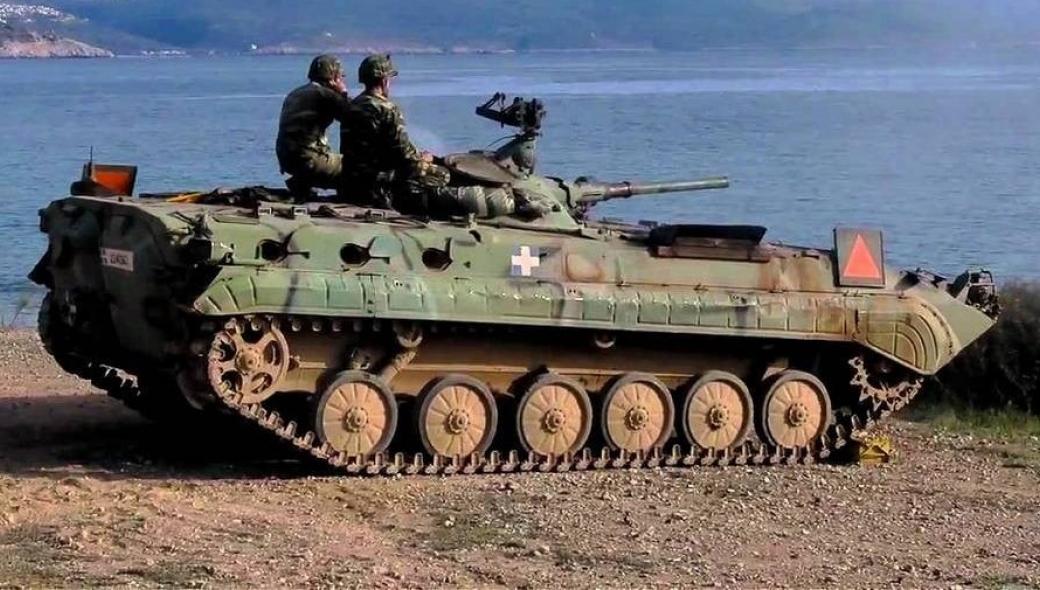 Ελληνικό BMP-1P δέχεται βολή ρωσικού αντιαρματικού πυραύλου και καίγεται στην Ουκρανία