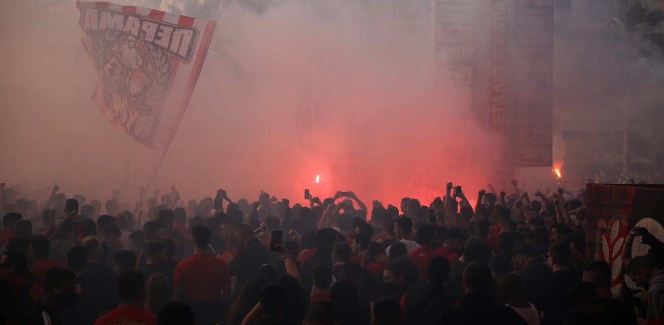 Αποδοκιμασίες οπαδών του Ολυμπιακού κατά του Κ.Μητσοτάκη με το γνωστό… τραγούδι στην Λειβαδιά