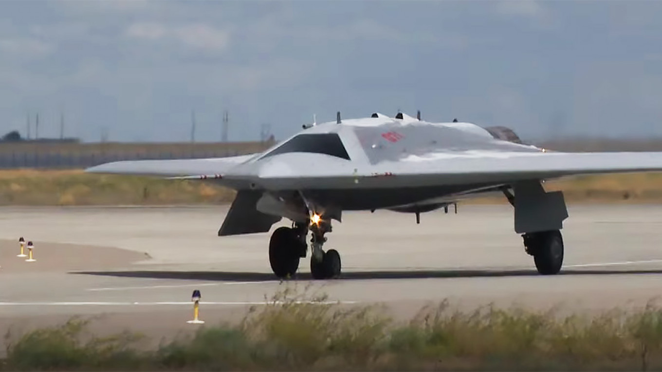 Η Ρωσία «επιστράτευσε» τα stealth UAV S-70 – Κτύπησαν κτήριο της SBU στο Σούμι (βίντεο)