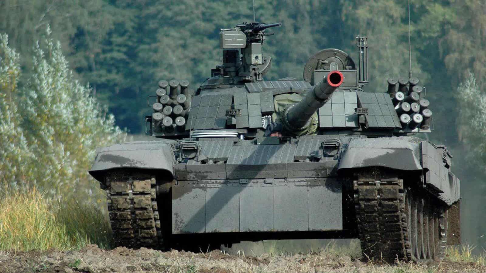 Στις φλόγες ουκρανικά άρματα PT-91, T-72EA και M113 APC (βίντεο)