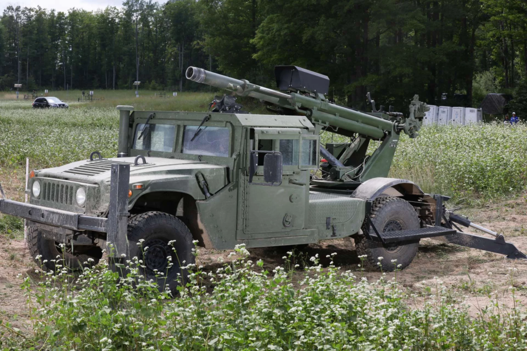 Οι ΗΠΑ παρέδωσαν στην Ουκρανία το αυτοκινούμενο πυροβόλο όπλο 105 mm 2-CT Hawkeye