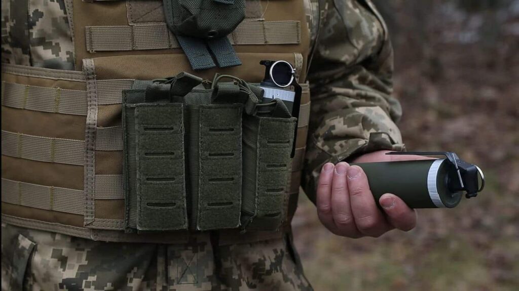 Bιντεο: Ουκρανός στρατιώτης ρίχνει χειροβομβίδα σε Ρώσο και τον ανατινάζει μέσα στο χαράκωμα