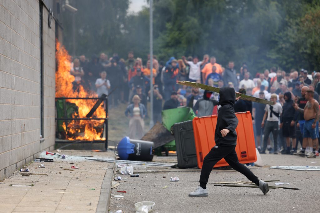 Τα ψεύδη περί πρόκλησης των διαδηλώσεων στην Βρετανία από την πληροφορία ότι «ήταν μουσουλμάνος» ο σφαγέας