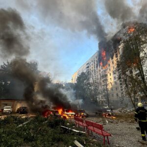 Σε εξέλιξη ρωσικές αεροπορικές επιδρομές και πυραυλικές επιθέσεις στην Ουκρανία