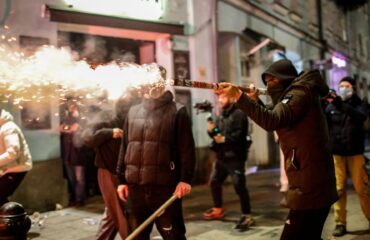 Πεδίο μάχης από τις διαδηλώσεις στην Τιφλίδα – Πρωθυπουργός: «Ορισμένοι θέλουν να υπάρξει Μαϊντάν στη Γεωργία»