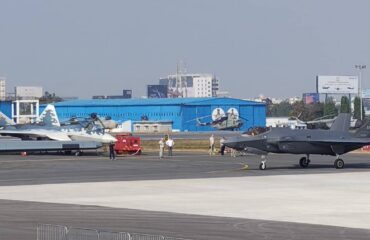 Γράφεται ιστορία στην Ινδία: F-35 και Su-57 πρόσωπο με πρόσωπο στην Aero India 2025!