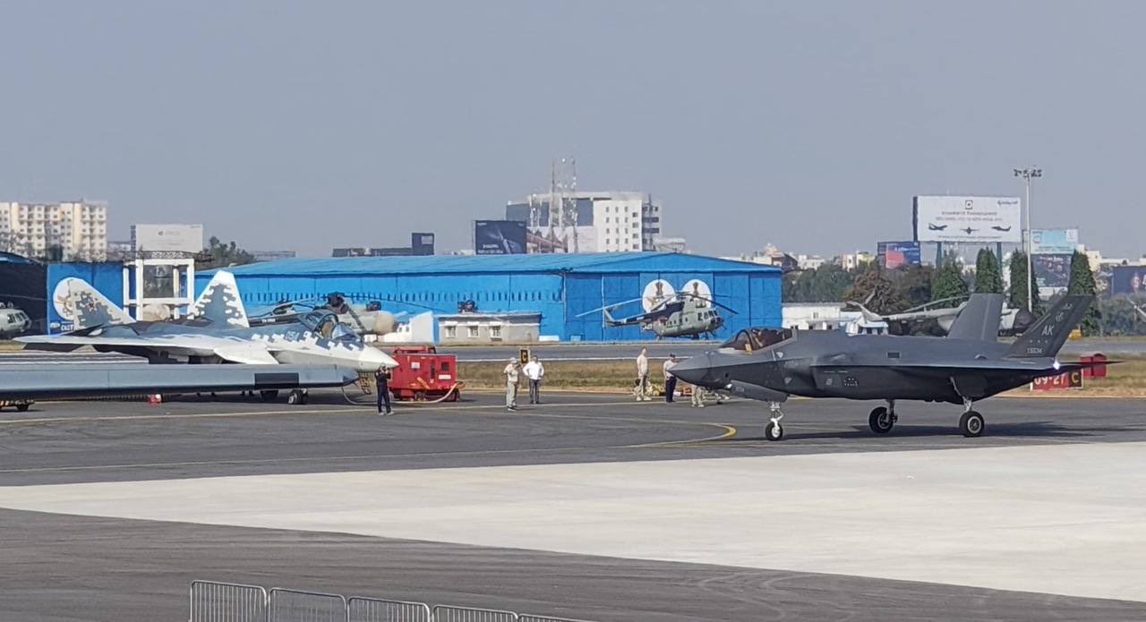 Γράφεται ιστορία στην Ινδία: F-35 και Su-57 πρόσωπο με πρόσωπο στην Aero India 2025!