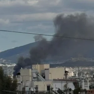 Φωτιά σε αποθήκη στον Ταύρο: Πυκνοί καπνοί ορατοί στο κέντρο της Αθήνας (φωτο)