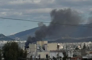 Φωτιά σε αποθήκη στον Ταύρο: Πυκνοί καπνοί ορατοί στο κέντρο της Αθήνας (φωτο)